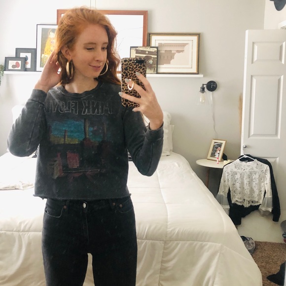 Cropped Graphic Sweater - Picture 2 of 6